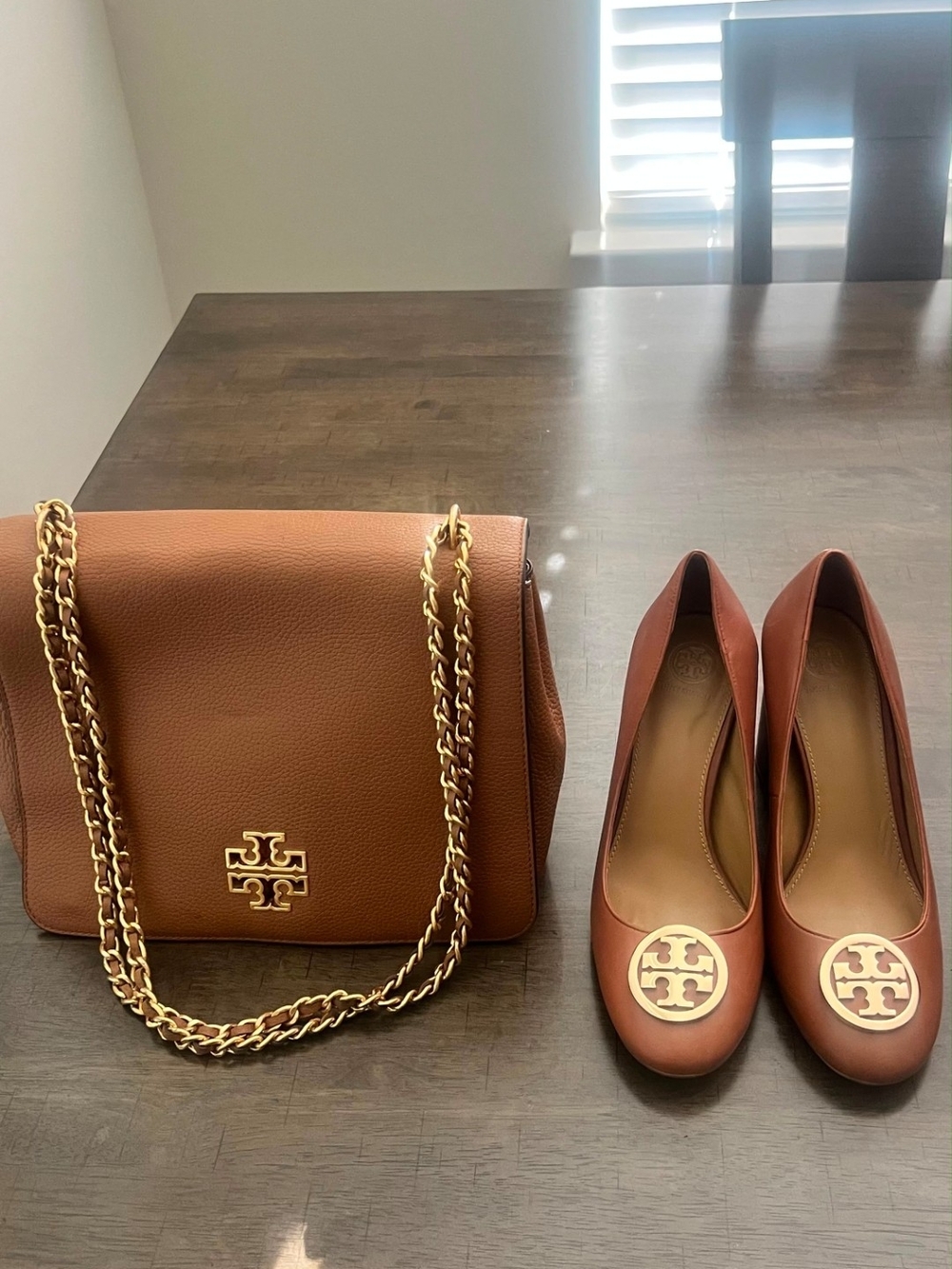 Tory Burch Cognac Leather Shoulder Bag with Gold Chain & Matching Logo Heels